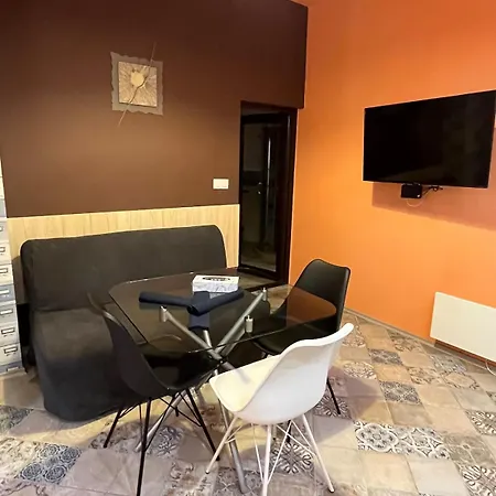 Stylish Orange Flat Center Metro Apartament